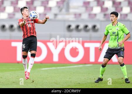 Footballeur chinois de Shanghai SIPG F.C. Mirahmetjan Muzepper obtient le ballon lors du match de groupe de 20/21 AFC Champions League (ACL) contre Jeonbuk Hyundai Motors F.C.s à Doha, Qatar, 22 novembre 2020. Banque D'Images