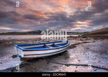 Appledore, North Devon, Angleterre. Lundi 23 novembre 2020. Météo Royaume-Uni. À l'aube, le nuage lourd au-dessus de l'estuaire de la rivière Torridge se brise momentanément au lever du soleil, avant de se refermer une fois de plus alors qu'une journée de débordement est prévue pour les vitrages côtiers du Devon Nord d'Appledore et d'Insow. Crédit : Terry Mathews/Alay Live News Banque D'Images