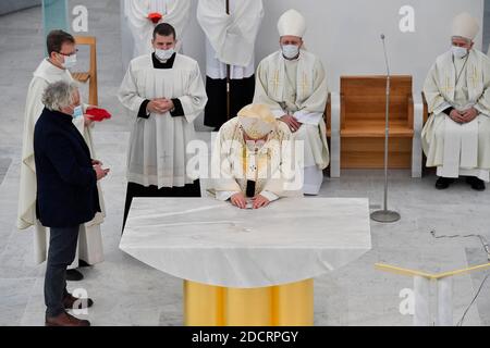 Prague, République tchèque. 22 novembre 2020. Une nouvelle église, dédiée au Christ Sauveur, a été construite dans le domaine du logement de Barrandov dans le sud-ouest de Prague, le premier bâtiment de la nouvelle église dans la capitale tchèque depuis dix ans, et a été consacrée par l'archevêque de Prague, le cardinal Dominik Duka, à Prague, République tchèque, le 22 novembre 2020. Crédit : vit Simanek/CTK photo/Alay Live News Banque D'Images