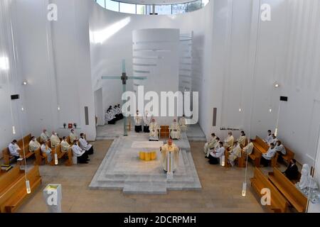 Prague, République tchèque. 22 novembre 2020. Une nouvelle église, dédiée au Christ Sauveur, a été construite dans le domaine du logement de Barrandov dans le sud-ouest de Prague, le premier bâtiment de la nouvelle église dans la capitale tchèque depuis dix ans, et a été consacrée par l'archevêque de Prague, le cardinal Dominik Duka, à Prague, République tchèque, le 22 novembre 2020. Crédit : vit Simanek/CTK photo/Alay Live News Banque D'Images