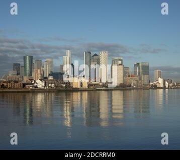 Canary Wharf se reflète à Thames, Londres, Royaume-Uni Banque D'Images