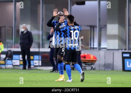 Romelu Lukaku du FC Internazionale fêtez avec ses coéquipiers Lautaro Martinez après avoir mis un but au cours de la série UN match entre le FC Internazionale et le FC Torino. Le FC Internazionale remporte 4-2 victoires sur le Torino FC. Banque D'Images