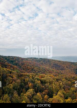 Vue sur la tour Avala en automne Banque D'Images