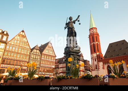 Balance de la Justice à Romerberg Square, centre de la vieille ville, et le Romer, avec l'ancienne église Nikolai, Francfort, Hesse, Allemagne Banque D'Images