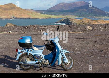 Honda Little Cub c50 mobylette sur l'île de Valentia, comté de Kerry, Irlande Banque D'Images