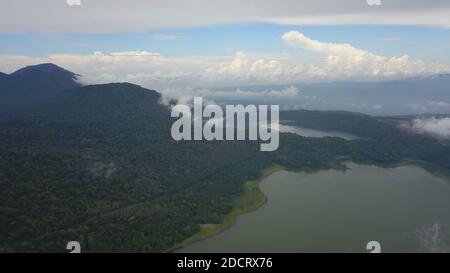 Vue aérienne sur les lacs Twin Buyan et Tamblingan dans le nord de Bali, en Indonésie, un lac caldera à Bali. De beaux lacs avec de l'eau turquoise dans le Banque D'Images