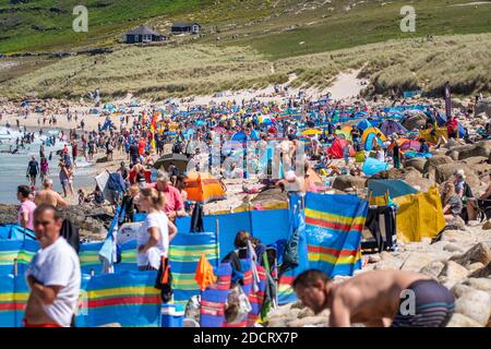 Sur la plage surpeuplée de Sennen Cove été 2020 Covid-19 pas de social Distance Banque D'Images