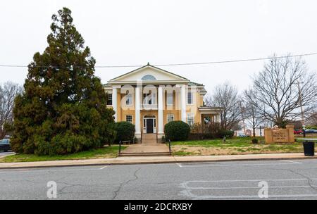 KINGS MTN, NC, USA-4 MARS 2020: La bibliothèque Mauney Memorial Library dans le centre-ville. Banque D'Images