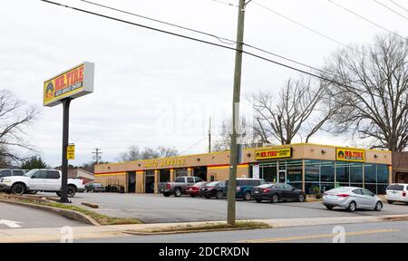 KINGS MTN, NC, USA-4 MARS 2020: Un CENTRE DE service DE M. TIRE auto, avec bâtiment, panneaux, et parking. Banque D'Images