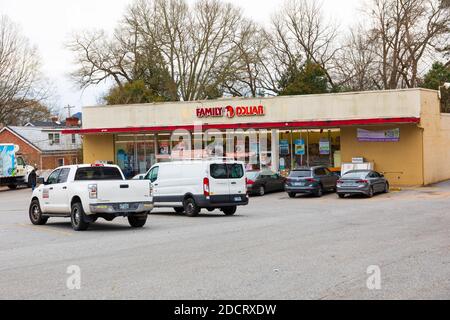 KINGS MTN, NC, USA-4 MARS 2020: Un magasin familial Dollar et un parking. Banque D'Images