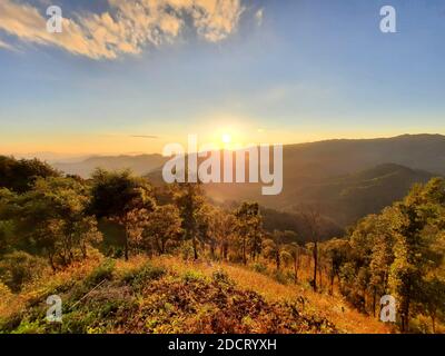 Coucher de soleil sur les montagnes à Chiang rai, Thaïlande. Banque D'Images