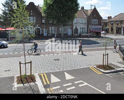 Jonction récemment rénovée sur Lea Bridge Road, Londres, Royaume-Uni. Fait partie du programme Mini Holland de Waltham Forest pour des rues plus sûres et de nouvelles pistes cyclables Banque D'Images