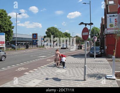 Mère et enfant traversent une jonction récemment rénovée sur Lea Bridge Road, Londres, Royaume-Uni. Fait partie du programme Mini Holland de Waltham Forest pour des rues plus sûres Banque D'Images