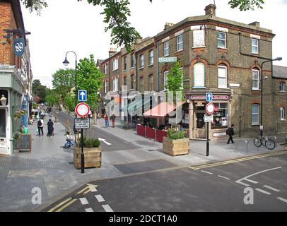 Orford Road, Walthamstow, Londres, Royaume-Uni. Rue commerçante récemment piétonne, faisant partie du programme Mini-Holland de Waltham Forest pour des rues plus sûres. Banque D'Images