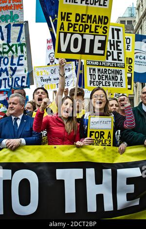 Les manifestants prennent part à la Marche du peuple le 23 mars 2019 à Londres, en Angleterre. Banque D'Images