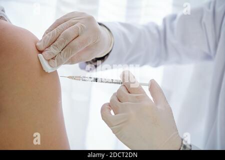 Vacciner le patient contre le coronavirus Banque D'Images