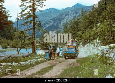 Voyageant dans la haute altitude Swat Valley, au nord-ouest du Pakistan (1981), cette région éloignée est maintenant dédrée par les voyageurs étrangers en raison du risque perçu d'attaque terroriste. Banque D'Images