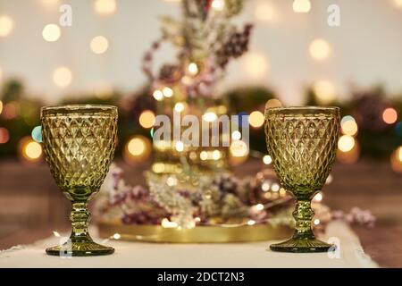 deux verres verts sur une table en bois. Décorations de Noël Banque D'Images