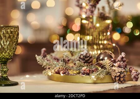 deux verres verts sur une table en bois. Décorations de Noël Banque D'Images