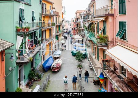 La rue principale de la ville de Vernazza, Cinque Terre dans la province de la Spezia, Italie. Un site classé au patrimoine mondial de l'UNESCO. Banque D'Images