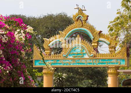 Détail de l'entrée à l'école monastique d'éducation libre Aung Myae Oo, Sagaing, Mandalay, Myanmar (Birmanie), Asie en février Banque D'Images