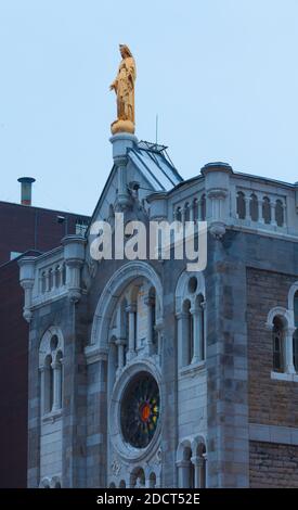 Chapelle notre-Dame-de-Lourdes, rue Saint-Catherine au crépuscule, Montréal, Québec, Canada, Amérique du Nord. Banque D'Images