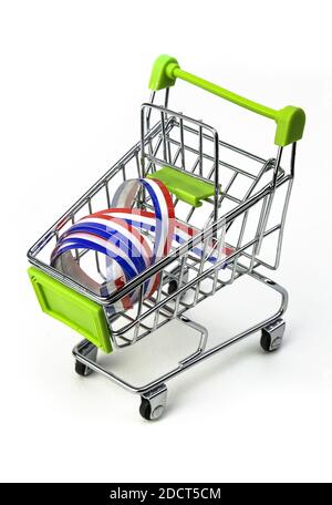 gros plan sur un panier de supermarché isolé d'un ruban tricolore français, symbole de l'achat de produits fabriqués en France Banque D'Images