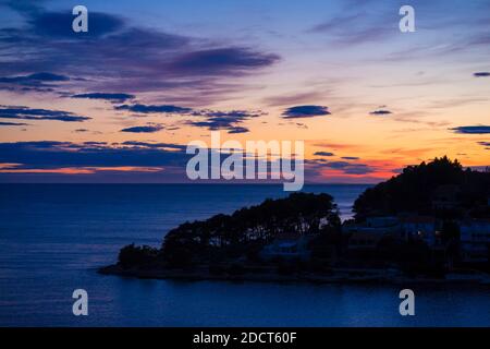 Coucher de soleil dans la baie Mikulina Luka près de la Vela Luka, Croatie Banque D'Images