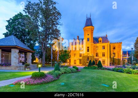 Vue sur Rathaus au crépuscule, centre-ville de Schladming, Styrie, Tyrol autrichien, Autriche, Europe Banque D'Images