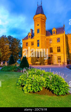 Vue sur Rathaus au crépuscule, centre-ville de Schladming, Styrie, Tyrol autrichien, Autriche, Europe Banque D'Images