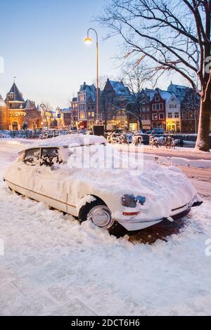 Voiture française classique couverte de neige par une journée d'hiver au coucher du soleil à Amsterdam, aux pays-Bas Banque D'Images