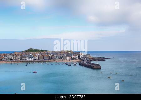 Vue imprenable sur la station balnéaire populaire de St. Ives, Cornouailles, Angleterre, Royaume-Uni, Banque D'Images