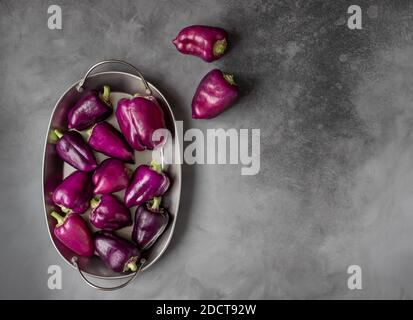 poivrons crus biologiques sur fond sombre. vue du dessus avec espace pour les copies Banque D'Images