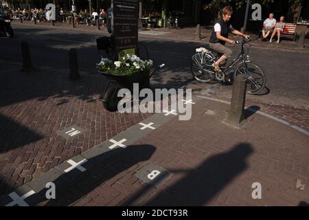 Le cycliste traverse la frontière compliquée entre la Belgique et les pays-Bas dans la ville de Baarle-Nassau aux pays-Bas. L'enclave belge est entourée par le territoire néerlandais. La partie belge de la ville est connue sous le nom de Baarle-Hertog. Banque D'Images