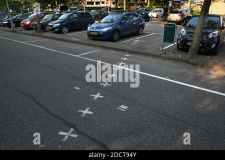 Voitures garées juste sur la frontière compliquée entre la Belgique et les pays-Bas dans la ville de Baarle-Nassau aux pays-Bas. Deux dizaines de petites et grandes enclaves belges sont entourées par le territoire néerlandais. La partie belge de la ville est connue sous le nom de Baarle-Hertog. Banque D'Images