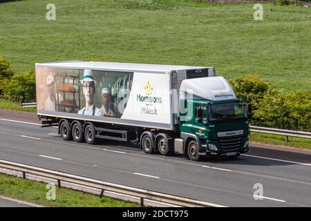 Frais de Morrisons van livrée en ligne shopping véhicule d'épicerie; expédition de fret, lourd transport de livraison de marchandises DAF supermarché camions sur la M6 à Manchester, Royaume-Uni Banque D'Images