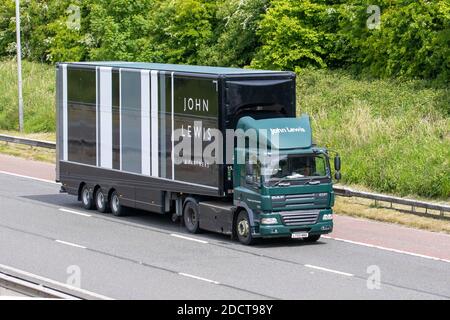 John Lewis & Partners ; transport de camions, camions, transport, camion, transporteur de fret, véhicule, industrie européenne du transport commercial HGV, M6 à Manchester, Royaume-Uni Banque D'Images