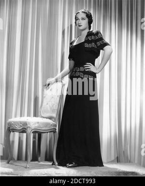 DOROTHY LAMOUR 1938 Portrait de mode en robe conçu Par BERNARD NEWMAN de Beverly Hills Californie publicité pour Paramount Photos Banque D'Images