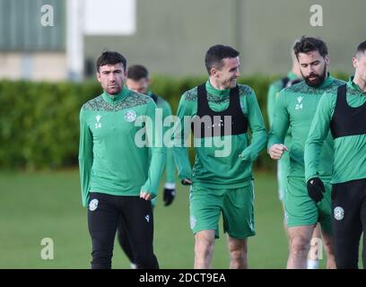 Tranent, Ormiston, East Lothian.Scotland. Royaume-Uni 23 novembre 20. G/D Hibernian Stevie Mallan, John McGinn & Darren McGregor session de formation pour Scottish Premiership match vs St Johnstone crédit: eric mccowat/Alay Live News Banque D'Images