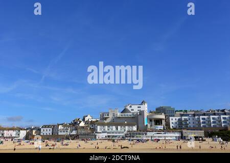 Angleterre / Cornouailles / St. Ives / Tate St Ives et Plage de Porthmeor . Banque D'Images