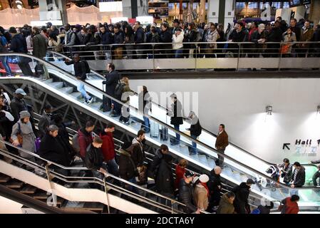 Photo montrant la foule à la gare de Lyon, à Paris, en France, le 3 avril 2018. Mardi, les travailleurs français du rail de la société SNCF ont lancé trois mois de grèves, dans le cadre d'une vague d'action industrielle qui va tester la volonté du président Emmanuel Macron de refaçonner la France par des réformes radicales. La grève va semer le chaos chez les 4.5 millions de passagers français, avec des arrêts prévus deux jours sur cinq jusqu'en juin 28, à moins que Macron ne abandonne sa tentative de forcer une révision majeure de l'opérateur ferroviaire SNCF. Photo d'Alain Apaydin/ABACAPRESS.COM Banque D'Images