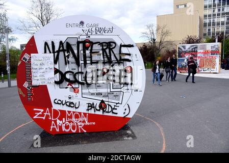 Des bannières sont pendues à la porte de l'Université Nanterre près de Paris, France, le 16 avril 2018 pour demander la démission du Président de l'Université, J.F Ballaude. Ballaude a autorisé l'entrée de la force de police sur le campus le 9 avril, lors d'une occupation du site, pour protester contre l'introduction de conditions d'entrée plus sélectives pour les universités, ce qui a conduit à l'arrestation de 4 étudiants. Le mouvement croissant de protestation des étudiants a irrités le gouvernement Macron, qui est également aux prises avec les grèves du personnel ferroviaire dans le premier test majeur de sa détermination pro-entreprise à remodeler l'économie française et Banque D'Images