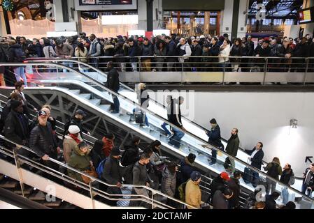 Photo montrant la foule à la gare de Lyon, à Paris, en France, le 3 avril 2018. Mardi, les travailleurs français du rail de la société SNCF ont lancé trois mois de grèves, dans le cadre d'une vague d'action industrielle qui va tester la volonté du président Emmanuel Macron de refaçonner la France par des réformes radicales. La grève va semer le chaos chez les 4.5 millions de passagers français, avec des arrêts prévus deux jours sur cinq jusqu'en juin 28, à moins que Macron ne abandonne sa tentative de forcer une révision majeure de l'opérateur ferroviaire SNCF. Photo d'Alain Apaydin/ABACAPRESS.COM Banque D'Images