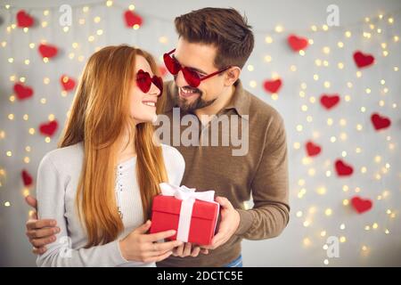 Un couple heureux qui célèbre la Saint-Valentin à la maison et qui apprécie de passer du temps ensemble. Banque D'Images