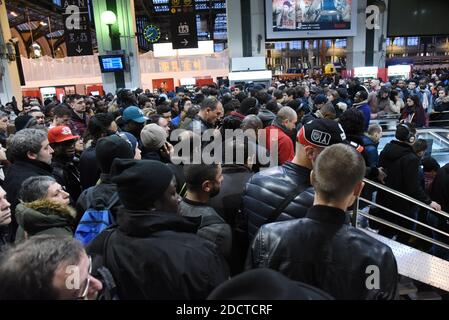 Photo montrant la foule à la gare de Lyon, à Paris, en France, le 3 avril 2018. Mardi, les travailleurs français du rail de la société SNCF ont lancé trois mois de grèves, dans le cadre d'une vague d'action industrielle qui va tester la volonté du président Emmanuel Macron de refaçonner la France par des réformes radicales. La grève va semer le chaos chez les 4.5 millions de passagers français, avec des arrêts prévus deux jours sur cinq jusqu'en juin 28, à moins que Macron ne abandonne sa tentative de forcer une révision majeure de l'opérateur ferroviaire SNCF. Photo d'Alain Apaydin/ABACAPRESS.COM Banque D'Images