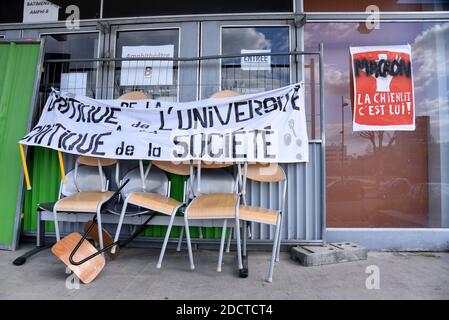 Des bannières sont pendues à la porte de l'Université Nanterre près de Paris, France, le 16 avril 2018 pour demander la démission du Président de l'Université, J.F Ballaude. Ballaude a autorisé l'entrée de la force de police sur le campus le 9 avril, lors d'une occupation du site, pour protester contre l'introduction de conditions d'entrée plus sélectives pour les universités, ce qui a conduit à l'arrestation de 4 étudiants. Le mouvement croissant de protestation des étudiants a irrités le gouvernement Macron, qui est également aux prises avec les grèves du personnel ferroviaire dans le premier test majeur de sa détermination pro-entreprise à remodeler l'économie française et Banque D'Images