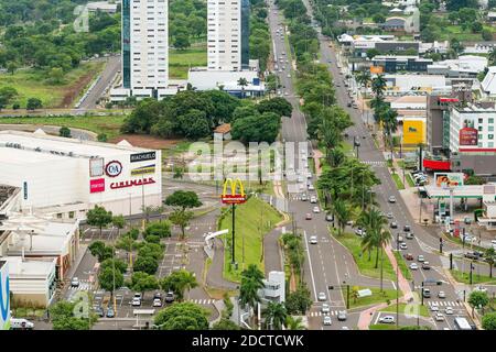 Campo Grande - MS, Brésil - 12 novembre 2020 : vue aérienne de l'avenue Afonso Pena en face du centre commercial Campo Grande. Banque D'Images