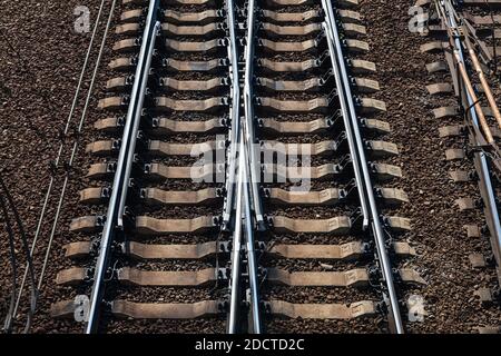 Flèche de chemin de fer avec des rails qui brillent au soleil Banque D'Images