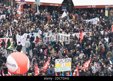 Premier jour des 36 jours de grève annoncés par le chemin de fer contre le projet de réforme et de privatisation de la SNCF. Des cheminots en grève ont manifesté entre la Gare de l'est et la Gare Saint-Lazare à Paris à l'appel des syndicats du Sud Rail, FO Cheminots, car la CGT ne s'est pas joint à la procession. Paris, France, le 3 avril 2018. Photo de Samuel Boivin / ABACAPRESS.COM Banque D'Images