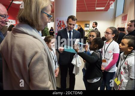 La ministre française de la Culture et de la communication Françoise Nyssen et Emmanuel Macron avec des enfants.le président français Emmanuel Macron visite la Médiathèque avec la ministre française de la Culture et de la communication Françoise Nyssen, la présidente d'Ile de France Valérie Pecresse et l'écrivain français Erik Orsenna. Les Mureaux, France, le 20 février 2018. Photo de Jacques Witt/Pool/ABACAPRESS.COM Banque D'Images